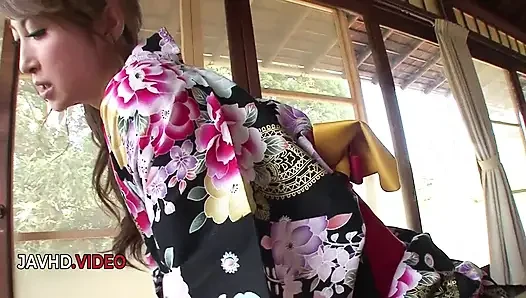 Heiße asiatische MILF gibt schlampigen blowjob und harte sex-performance