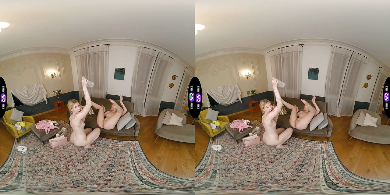 Sara Bork a Stacy Fort sdílejí parnou lesbickou scénu - TeenMegaWorld