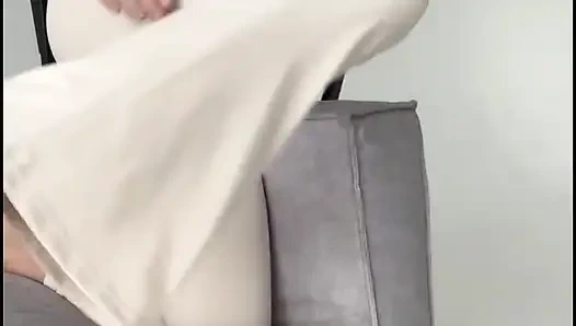 perfektes yoga zu hause - arsch in engen leggings - sexy göttin