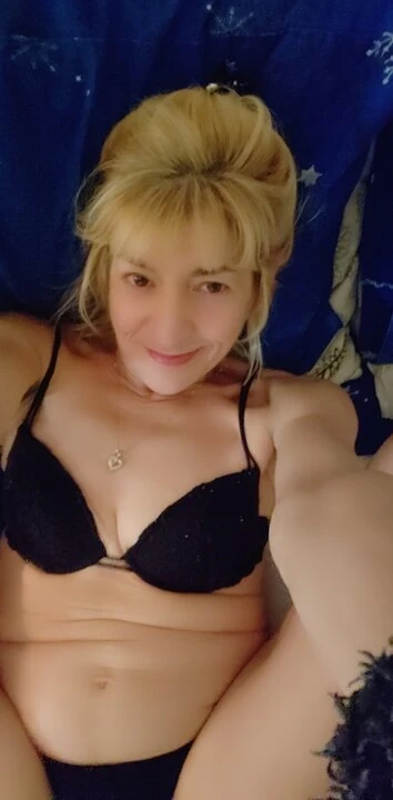 MILF cougarlishis blonde putih kurus miang