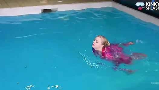 Pvc mac, lateks ve topuklu ayakkabılarla yüz ve oyna