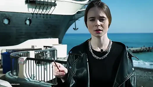 Genç Rus kadın açık havada sigara içiyor