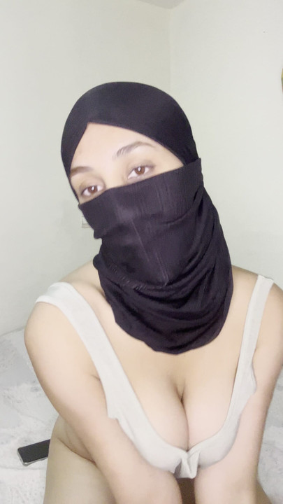 Curvy Arab Hijabi Showing Off Her Tits, Juicy Boobs, Perfect Titties