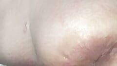 Muschi und arschloch der ehefrau mit großem dildo masturbieren