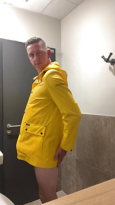 Gej fetiš na čizme i sperma iz lizanja čizme velikim kurcem