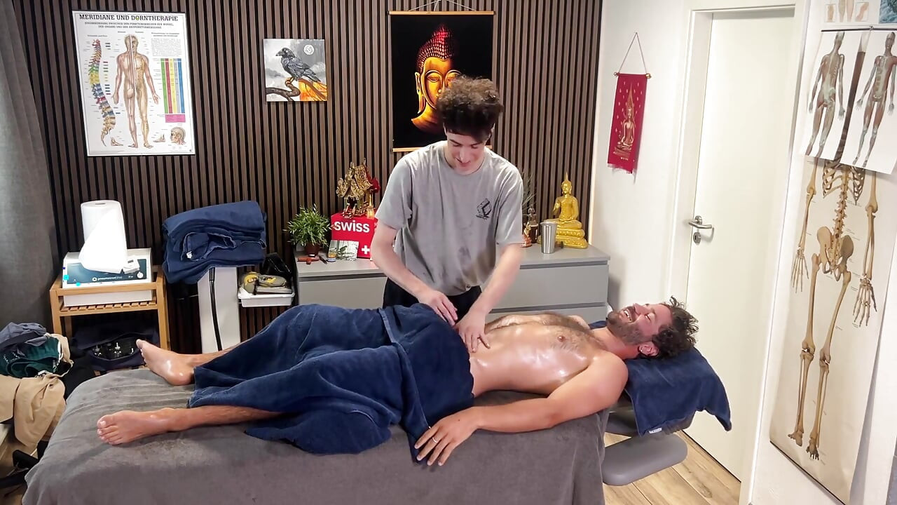 Hot Straight Guy Gets Handjob From Masseur