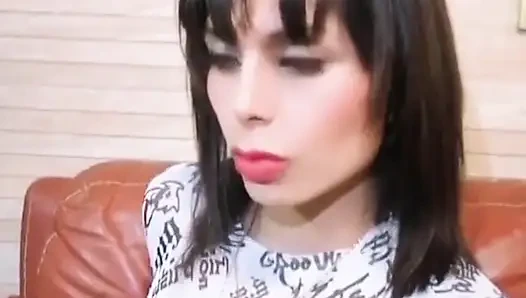 Model yüzlü travesti evde anal sikiliyor