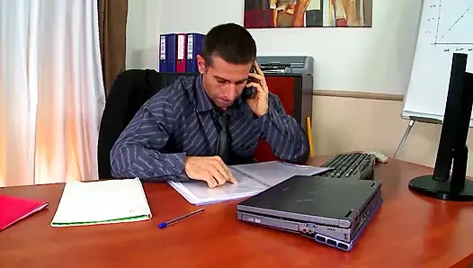 Sarışın Sekreter Yoğun Ofis Sikişi Için Masanın Üzerinde Domalıyor