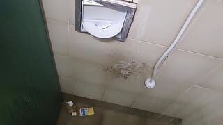 Волохата дрочить в душі і стогне (використовуйте телефон)