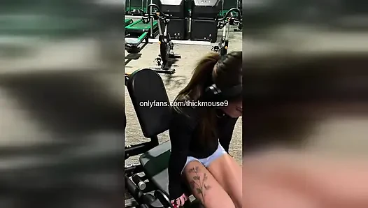 College-schlampe squirtet hart auf IG live, während sie muschi fingert