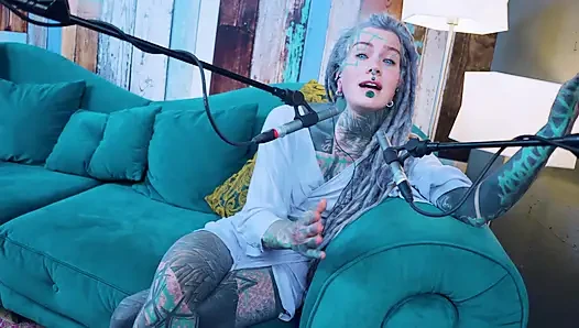 J - Jelousy hakkında konuşuyorum - asmr podcast sfw konuşuyor gotik sıska kız dreadlocks dövmeli model dövmeli kız