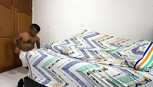 Adik tiri rambut cokelat dengan pantat bahenol yang lagi sange ini dipuasin sama kontol besar sampai matanya menganga lebar