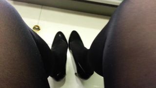 Schwarze Lackpumps mit Strumpfhosen-Teaser 2