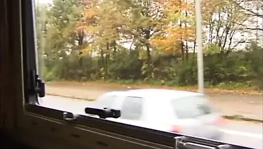 Siyah çoraplı sarışın iki adam tarafından sikiliyor
