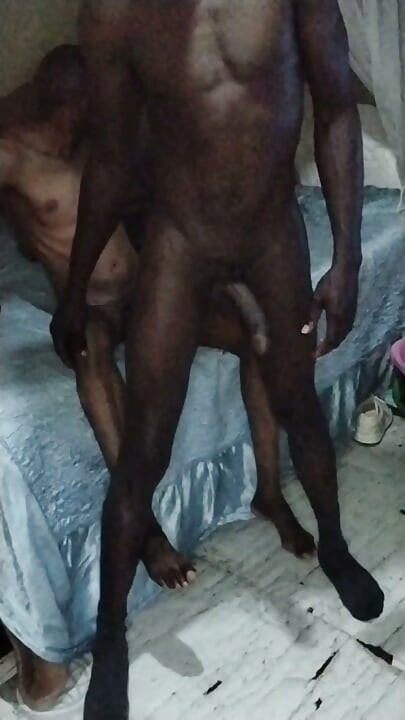 Meu Amigo Queniano Hétero Me Fodeu Sem Camisinha Pra Pagar a Dívida Que Eu Devia Pra Ele