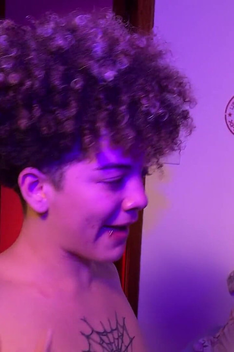 La Latine Brune a Fait Un Strip-tease Et Une Délicieuse Fellation Pour Séduire Le Vieux Cocu