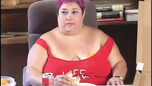 Blonde BBW seduces hunk to bang her in bed