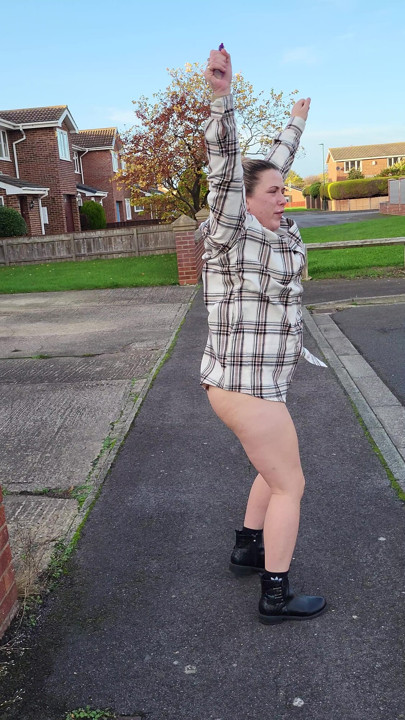 Flashing and spreading pussy in public