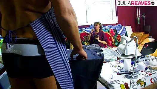 Orta yaşlı seksi kadın prezervatifle büyük bir yarağa biniyor; Yüzüne büyük boşalma