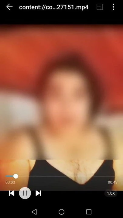 Sissy komt klaar in slipje