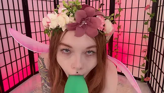 Yaramaz küçük elf büyük dildo emiyor