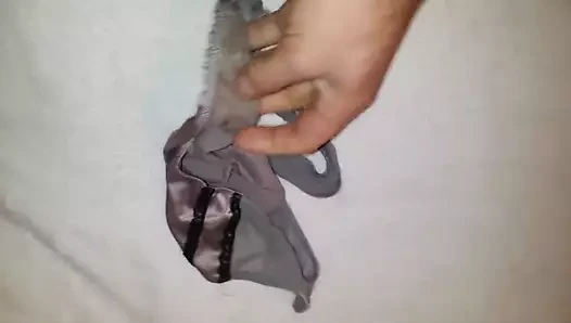 Kullanılmış bir tanga üzerinde mastürbasyon