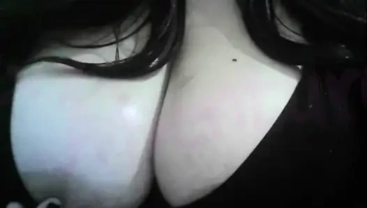 Хотвайф Отаку ботаничка наблюдает за хентай, играя с ее большими сиськами # 3