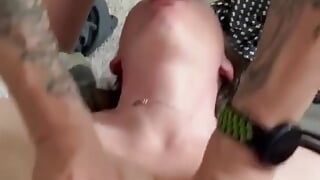 Johnholmesjunior tittyfucks Michaela McKenzie aux seins énormes pendant qu’il baise sa chatte étroite sans capote