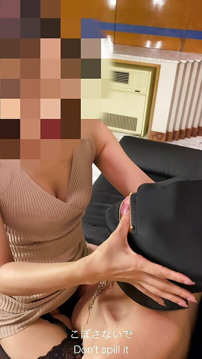 日本女主把男人固定住，喂他吃嚼过的食物，还让他喝她的尿。