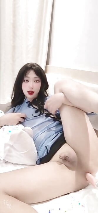 Schlampe, Chinesische Sissy Benutzt Eine Große Dildofickmaschine, Um Sich Zu Befriedigen