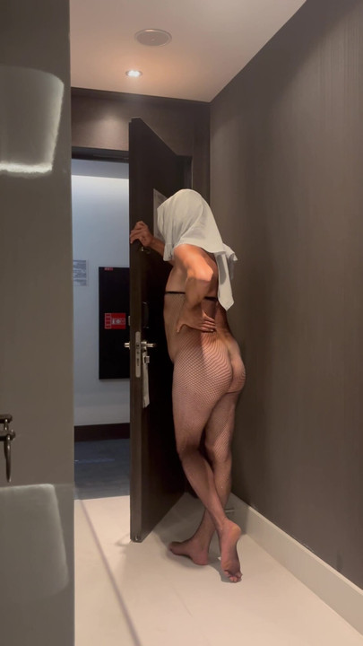 พนักงานโรงแรมนําอาหารมาให้ | คลิป 1