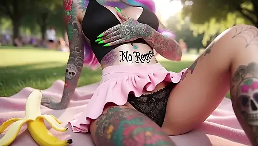 Tätowiertes schätzchen mit dicken möpsen masturbiert im öffentlichen park und squirtet