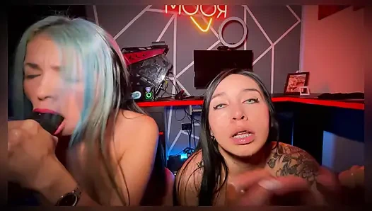 Оргия с большими черными членами-дилдо в видео от первого лица и двумя очень возбужденными лесбиянками - SweetKimmi