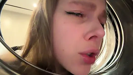 STELLEN SIE SICH VOR, ICH SITZE IN DER WASCHMASCHINE FEST! Ich habe meine stiefschwester in der waschmaschine gefickt