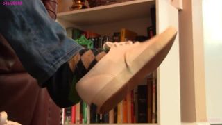Caroline Keds shoeplay in argyle sokken preview
