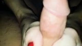 Footjob com dedos do pé vermelhos macios