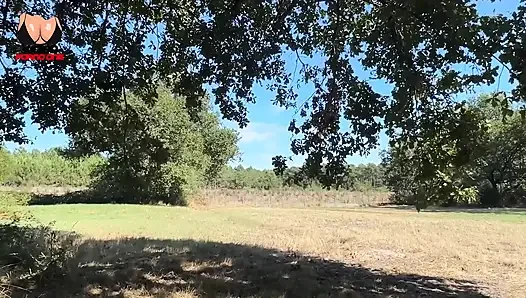 Bu Yaramaz Sarışın, Adamıyla Vahşi Doğada Eğleniyor