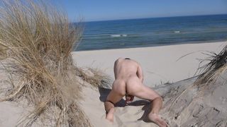 Mannelijke masturbatie op het strand