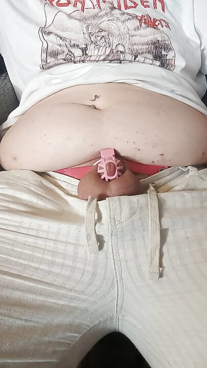 Sissy bawi się nadmuchaną sondą