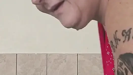 İri güzel kadın prenses yaramaz üvey babasıyla yarağını su altında emiyor