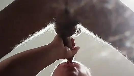 Сосу хуй и получаю полный рот моей спермы