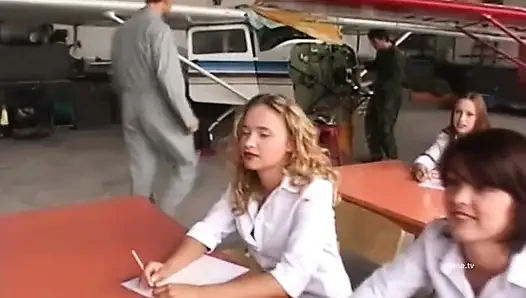Yeni ateşli öğrenciler sikiliyor ve sert bir seks dersine tabi