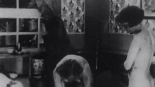 Черный водитель трахает двух дам в тройничках (винтаж 1930-х)