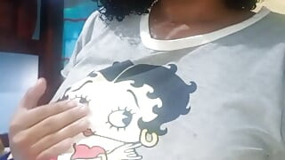 Zgodna trudna maćeha masturbira dok ne svrši