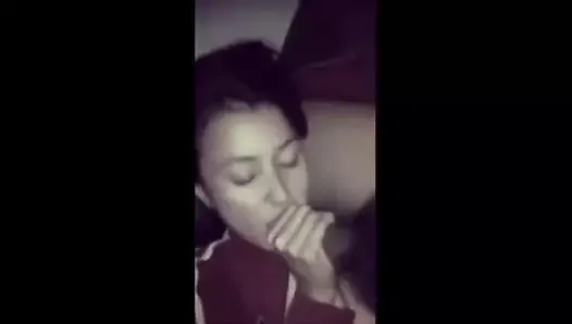 Namrata Shrestha, enroule ses lèvres autour d'une bite de DJ moche!