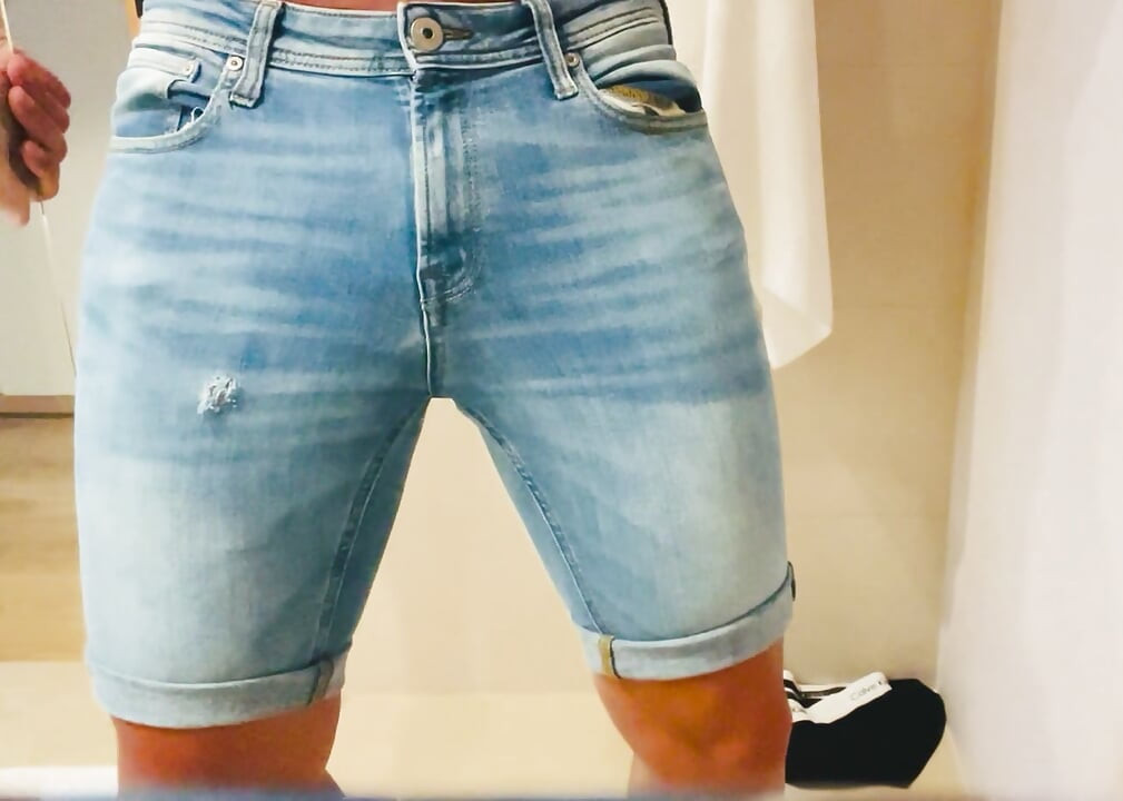 משתין על מכנסי ג'ינס קצרים של אח