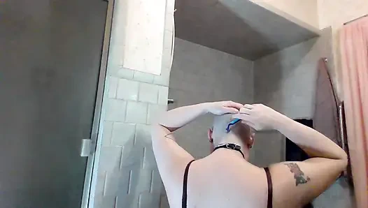 Сучка с блондинкой Buzzcut становится полностью лысой и жестко кончает