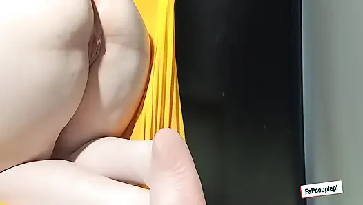 Cowok ini ngentot memek gadis penurut ini pakai vibrator dan penis