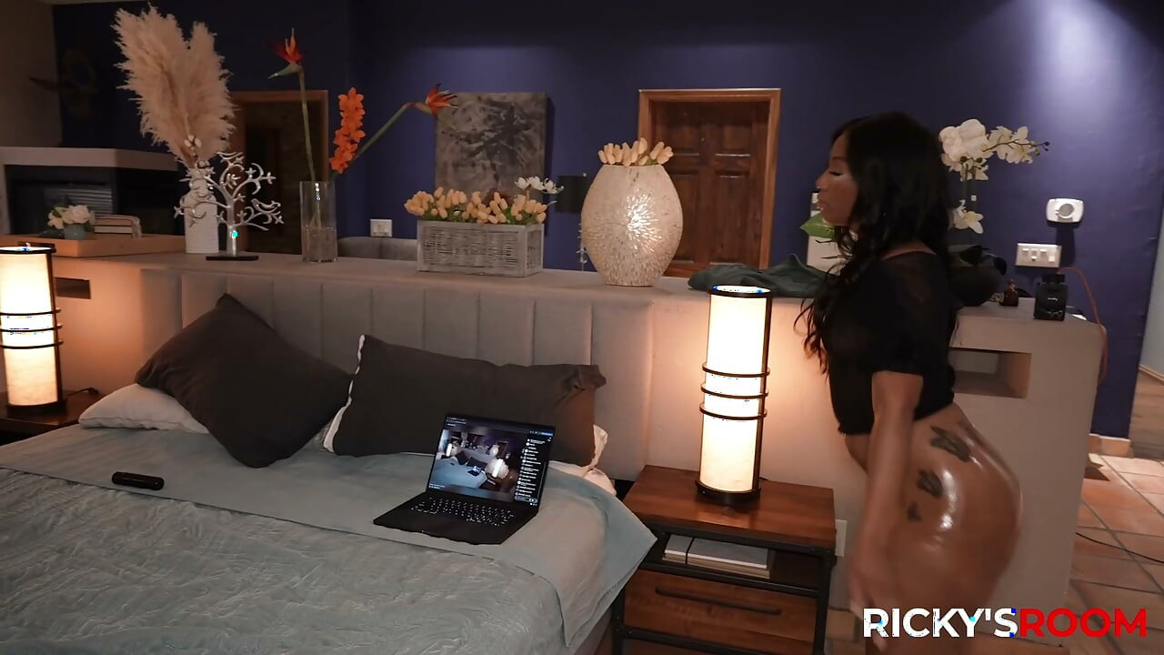 RICKYSROOM - Pizda suculentă a Chanel Heart înmoaie pula groasă și neagră a lui Ricky