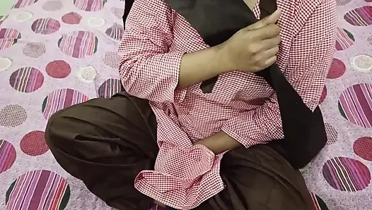 Ateşli Hintli üniversiteli kız öğretmenle anal sikişiyor